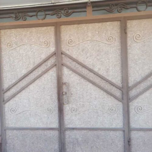 دو عدد در پارکینگ