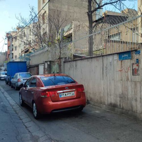 ملک کلنگی 90 متری با بر 6 متر و گذر 7 متر محله دنج
