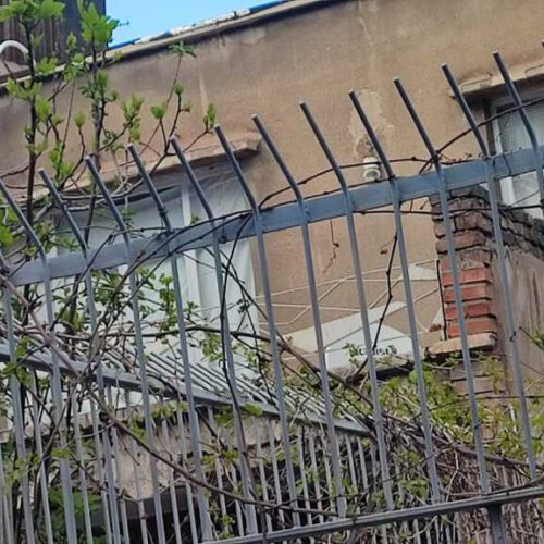 ملک کلنگی 90 متری با بر 6 متر و گذر 7 متر محله دنج