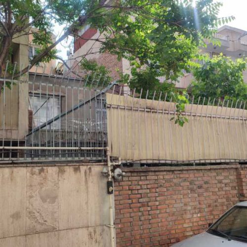 ملک کلنگی 90 متری با بر 6 متر و گذر 7 متر محله دنج