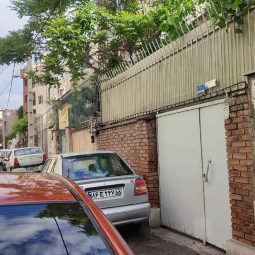 ملک کلنگی 90 متری با بر 6 متر و گذر 7 متر محله دنج