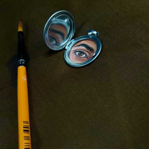 نقاشی چشم هاتون داخل لاکت استیل