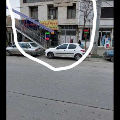 ملک مسکونی با دو دربند مغازه