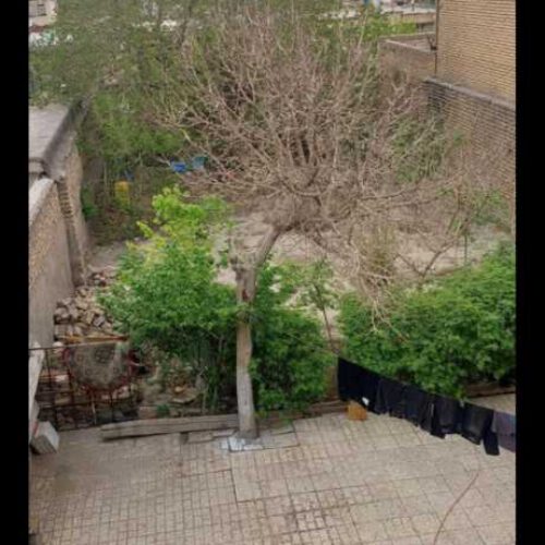 ملک مسکونی با دو دربند مغازه