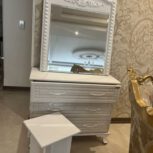 دروار چهار کشو با ایینه و  صندلی