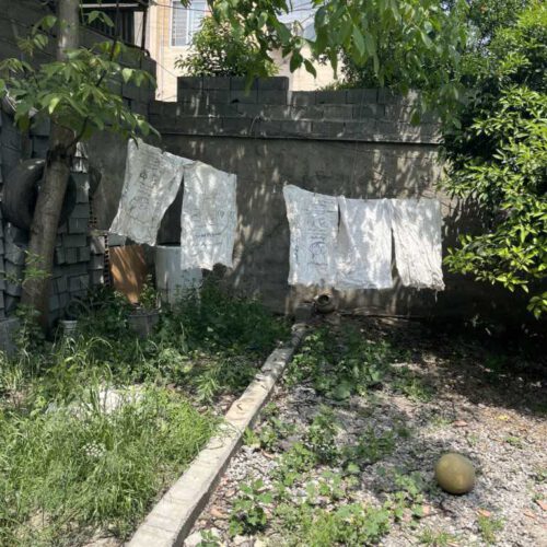 یه قطعه زمین بافت مسکونی به متراژ 145متر و یک سالن سرپوشیده ساخته شده به متراژ 75متر