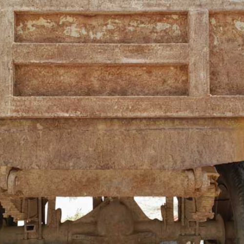 دو دستگاه  تریلی  چرخ اتوبوسی  یکیشون  تک چرخ دومی. جفت چرخ