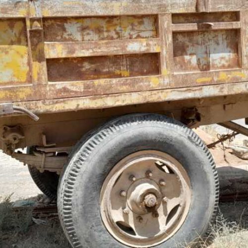 دو دستگاه  تریلی  چرخ اتوبوسی  یکیشون  تک چرخ دومی. جفت چرخ