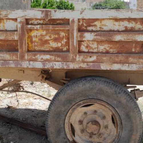 دو دستگاه  تریلی  چرخ اتوبوسی  یکیشون  تک چرخ دومی. جفت چرخ