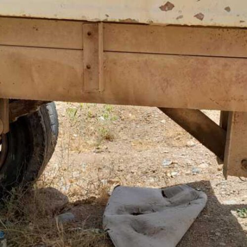 دو دستگاه  تریلی  چرخ اتوبوسی  یکیشون  تک چرخ دومی. جفت چرخ