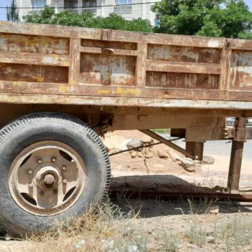 دو دستگاه  تریلی  چرخ اتوبوسی  یکیشون  تک چرخ دومی. جفت چرخ